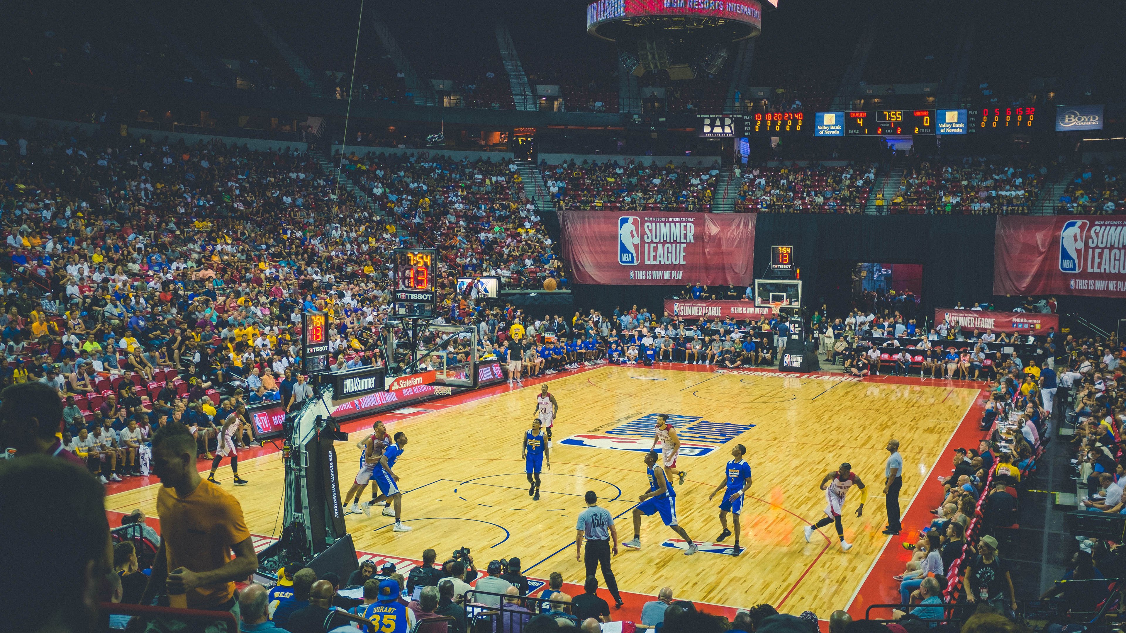 亚洲杯赛场上悬念重重，球迷关注热度不减，亚洲杯最新